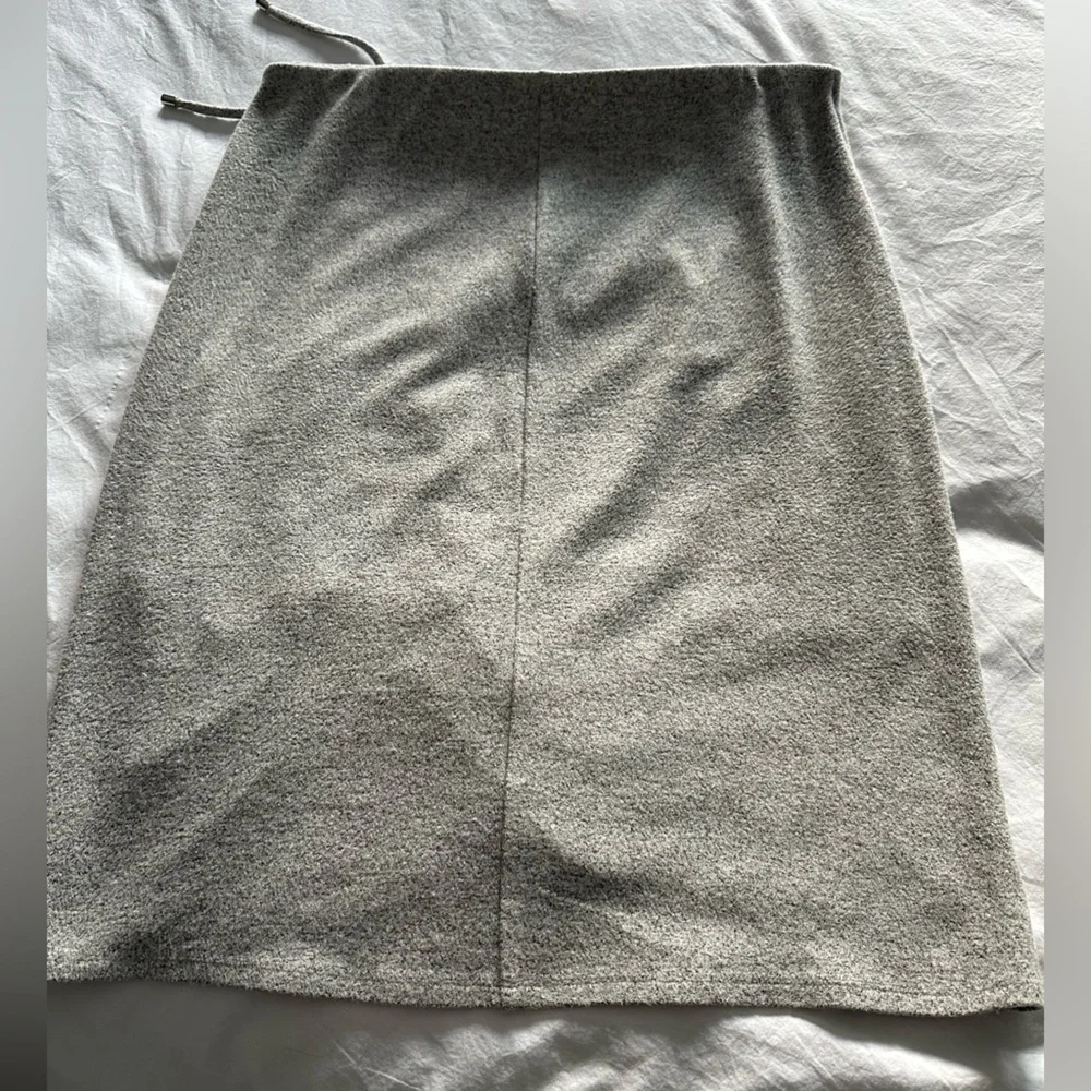 White House Black Market gray ruched skirt, size large - Picture 13 of 13